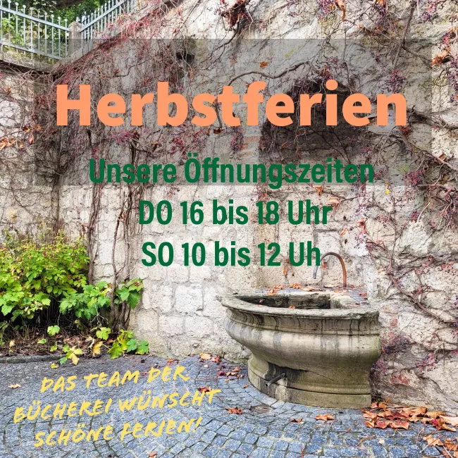 Brunnenhof mit Herbstlaub 