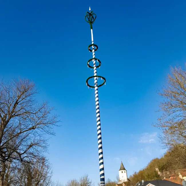 Maibaum und St.Michael in Donaustauf