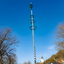 Maibaum und St.Michael in Donaustauf